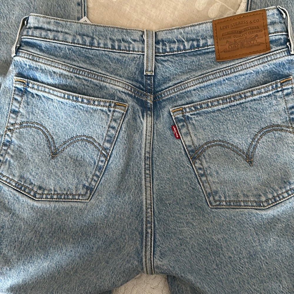 CLOSET CLOSING DOWN Like new Levi’s jeans “wedgie”